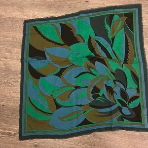 100% wool Eatons scarf new with tag made in Italy